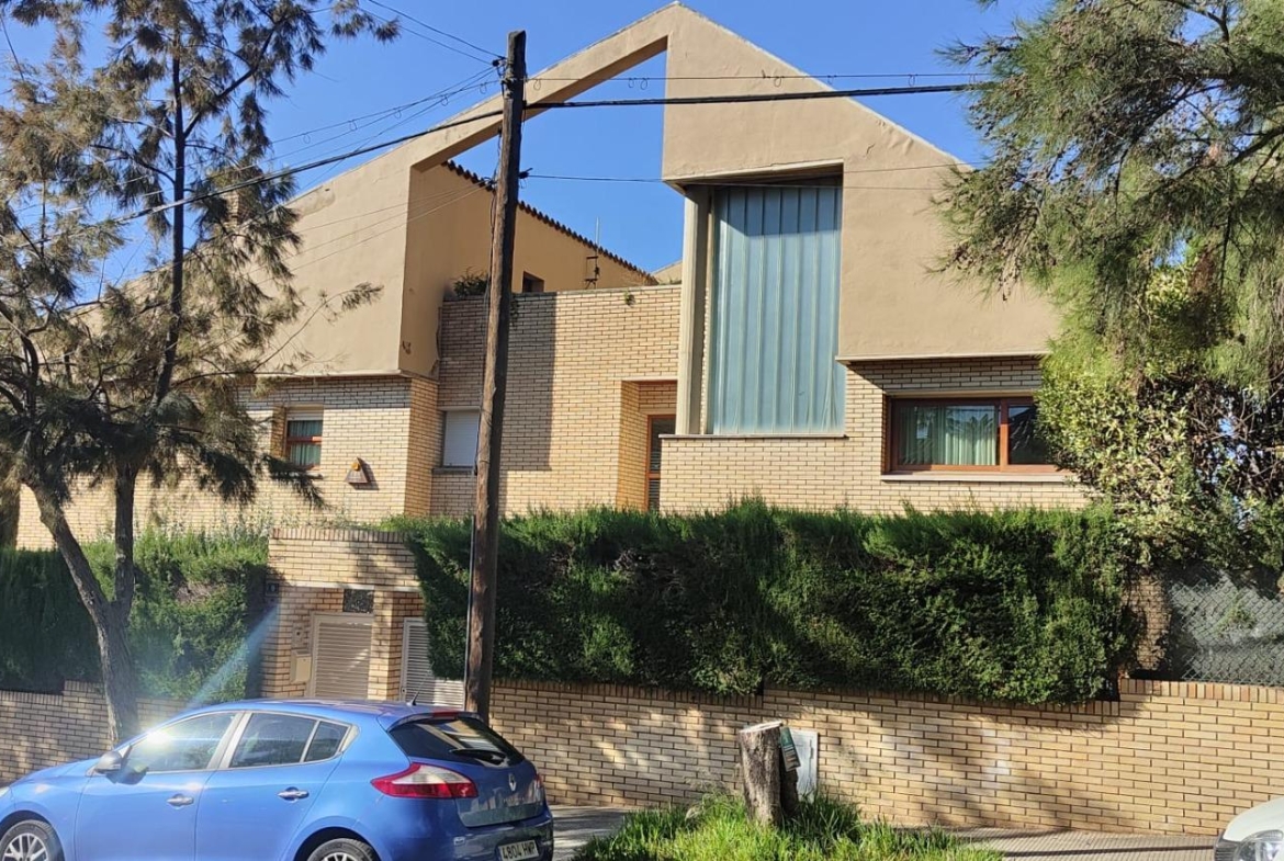 Propiedad gestionada por HOLA! Spain - Chalet en Ciutat Diagonal (Esplugues de Llobregat)