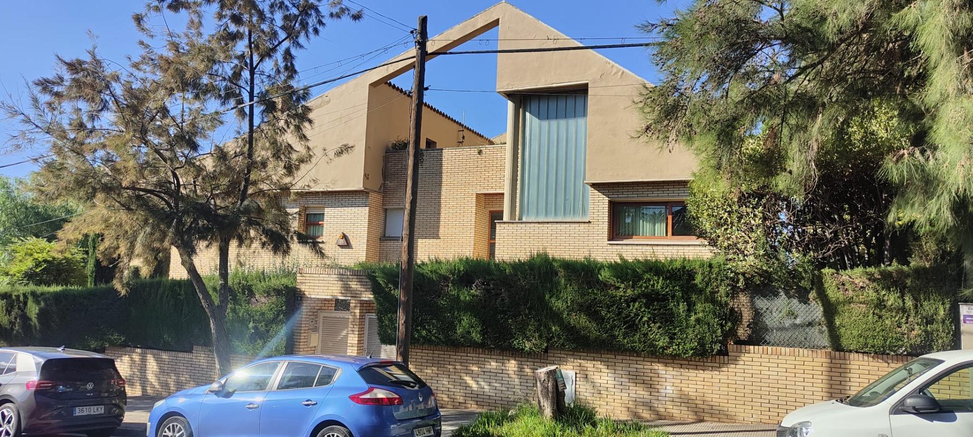 Propiedad gestionada por HOLA! Spain - Chalet en Ciutat Diagonal (Esplugues de Llobregat)