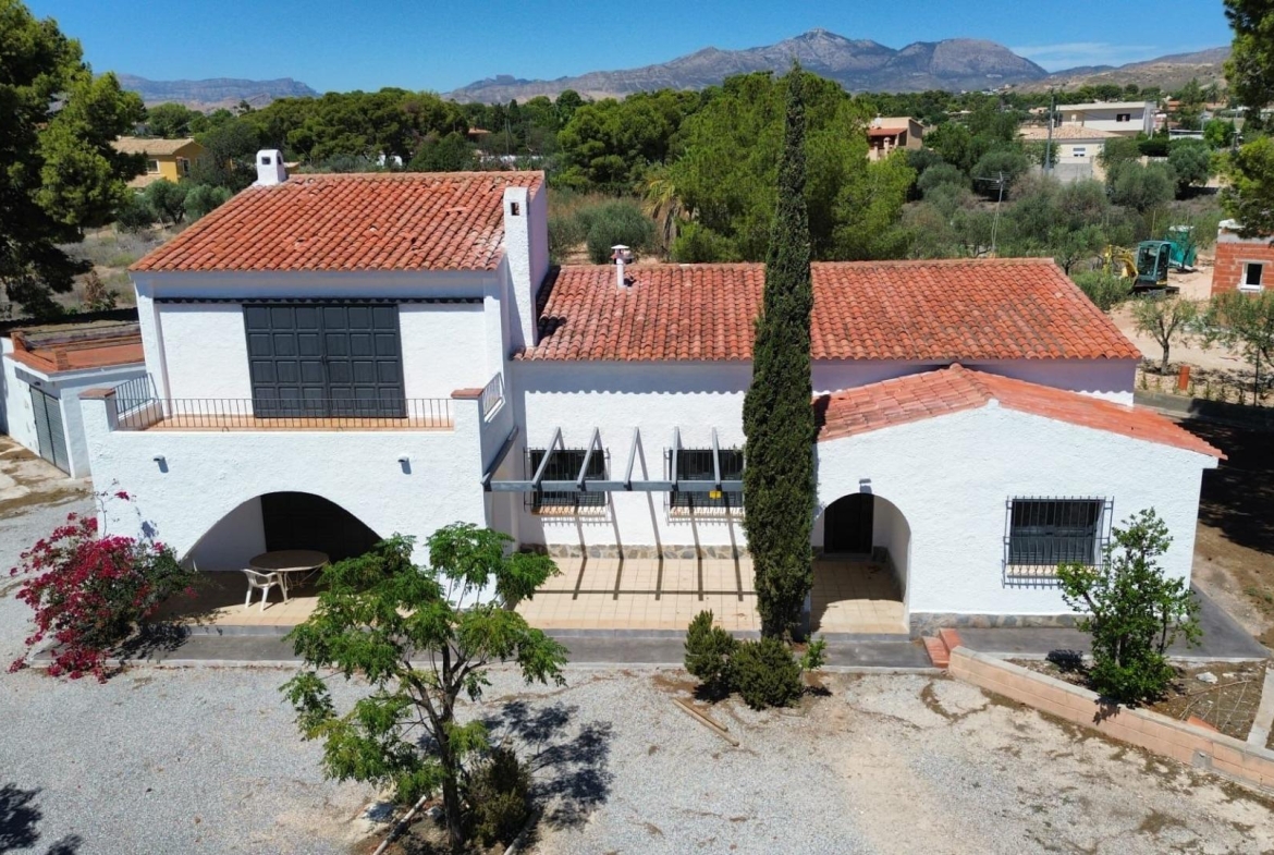 Propiedad gestionada por HOLA! Spain - Chalet en Villamontes-Boqueres (San Vicente del Raspeig)