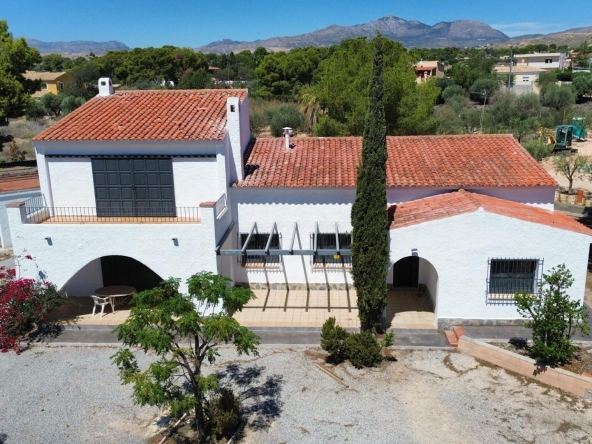 Propiedad gestionada por HOLA! Spain - Chalet en Villamontes-Boqueres (San Vicente del Raspeig)