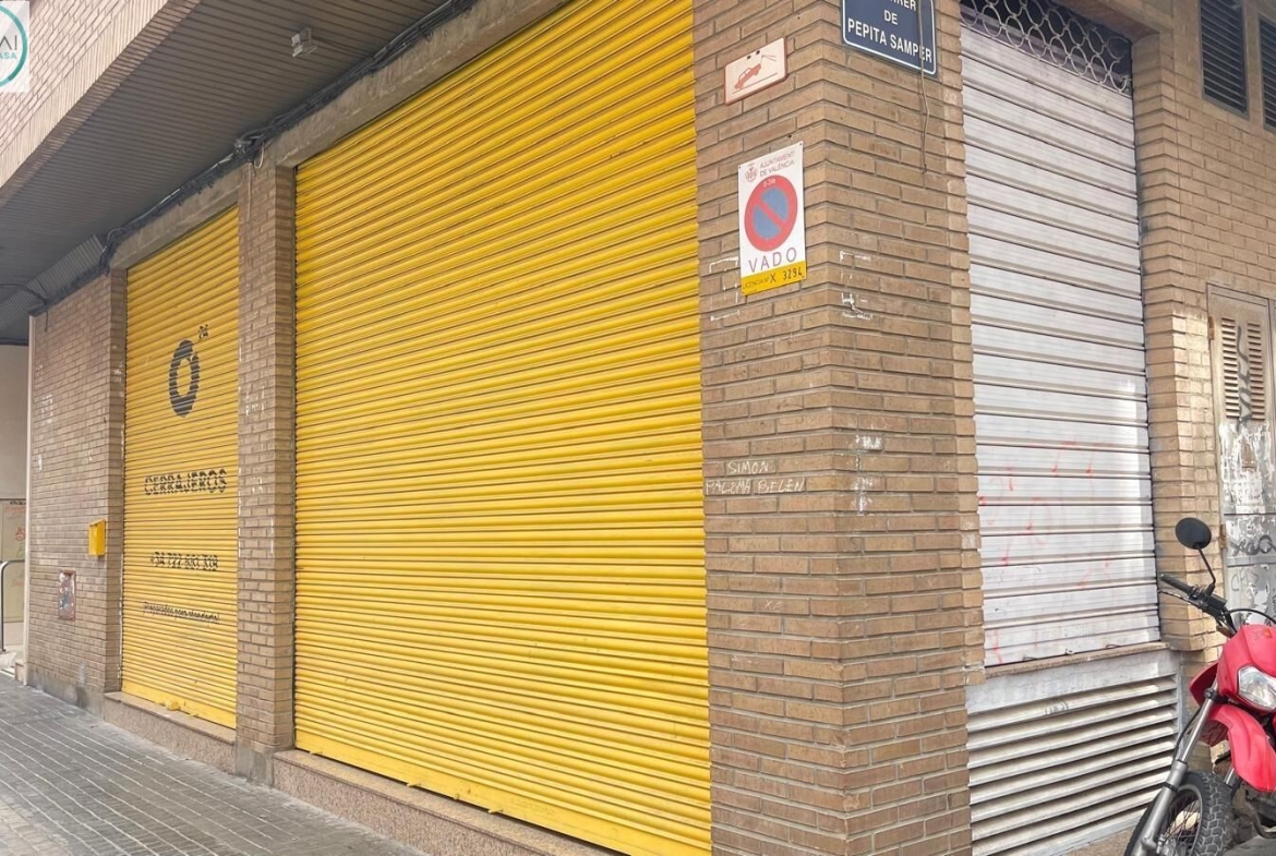 Propiedad gestionada por HOLA! Spain - Local comercial en Mont-Olivet (Valencia)